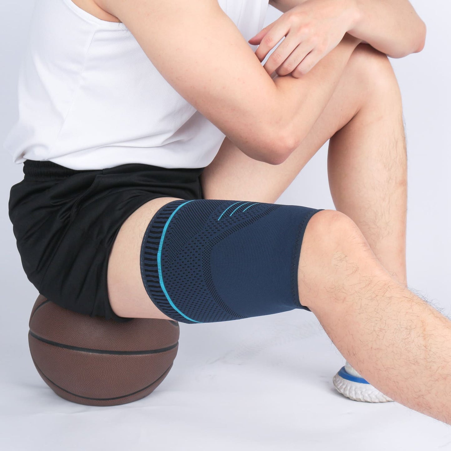 Aofit Elasticated Thigh Support Compression Sleeves, Pressurized Protective Sports Brace with Anti-Slip Strips, 1 Pair